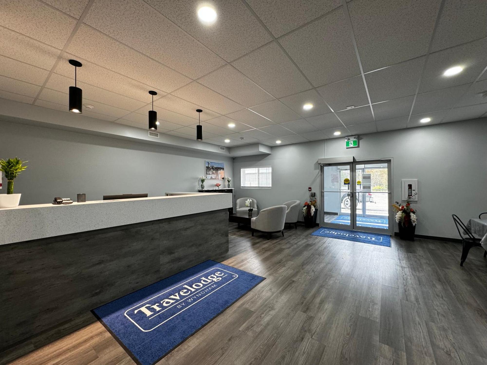 Travelodge By Wyndham Cochrane Exterior photo