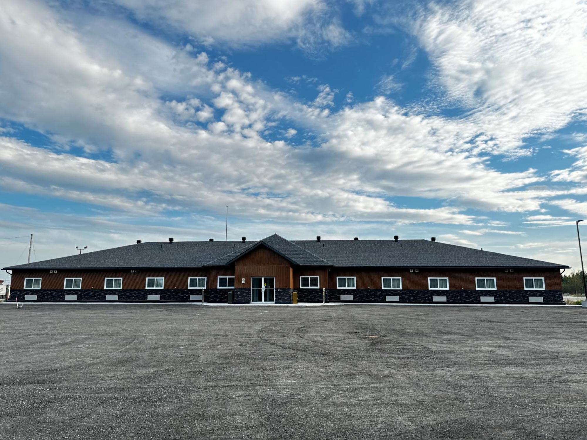 Travelodge By Wyndham Cochrane Exterior photo