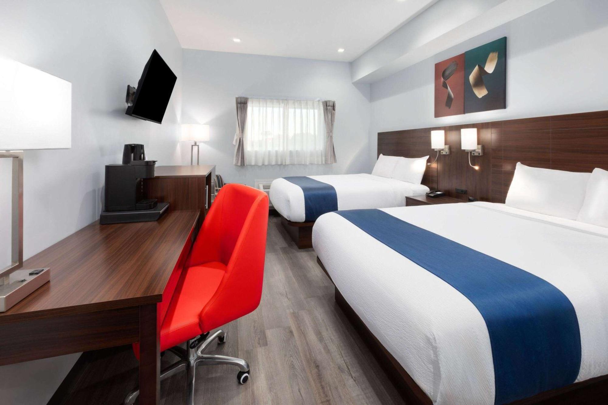 Travelodge By Wyndham Cochrane Exterior photo