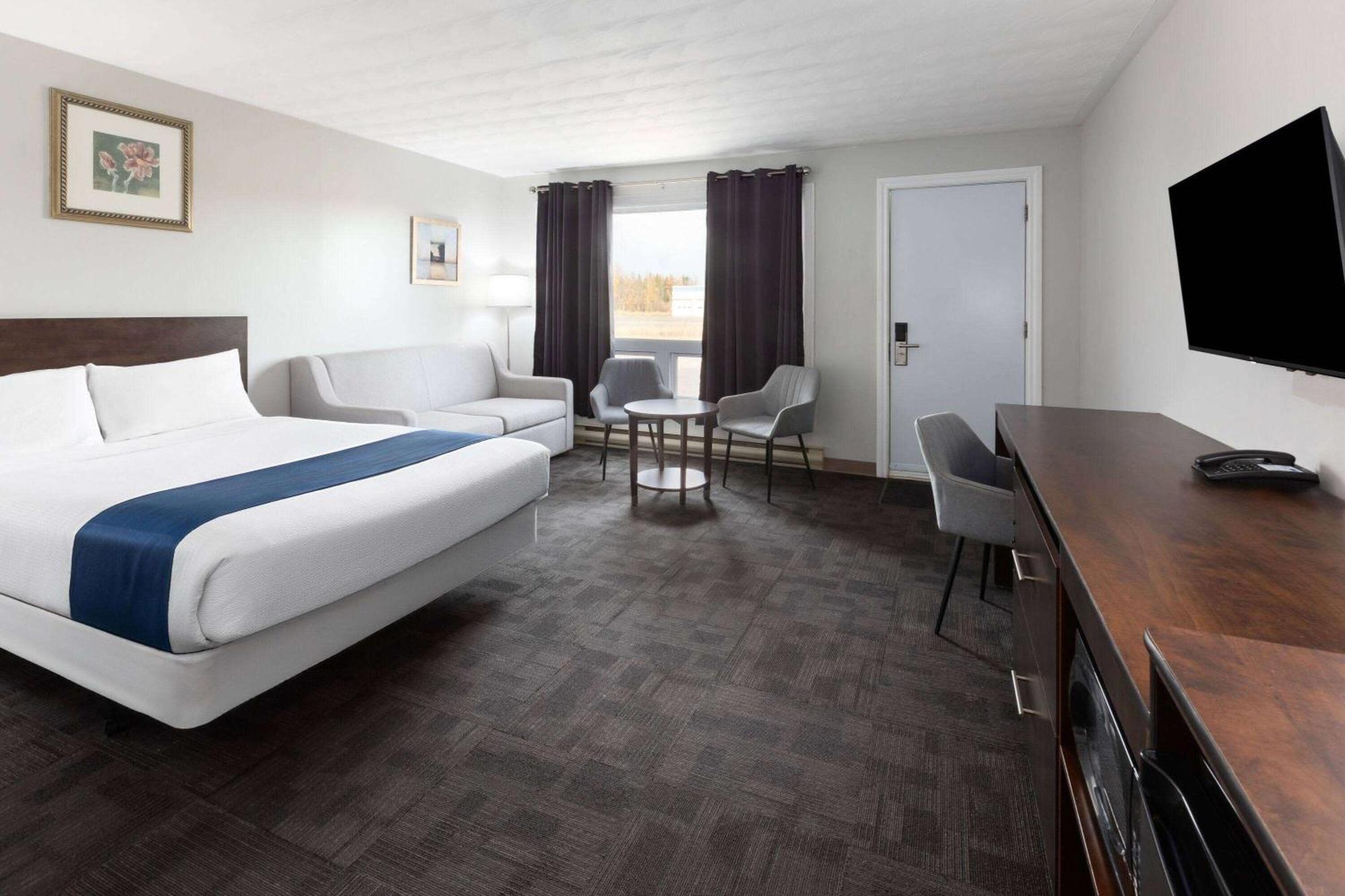 Travelodge By Wyndham Cochrane Exterior photo