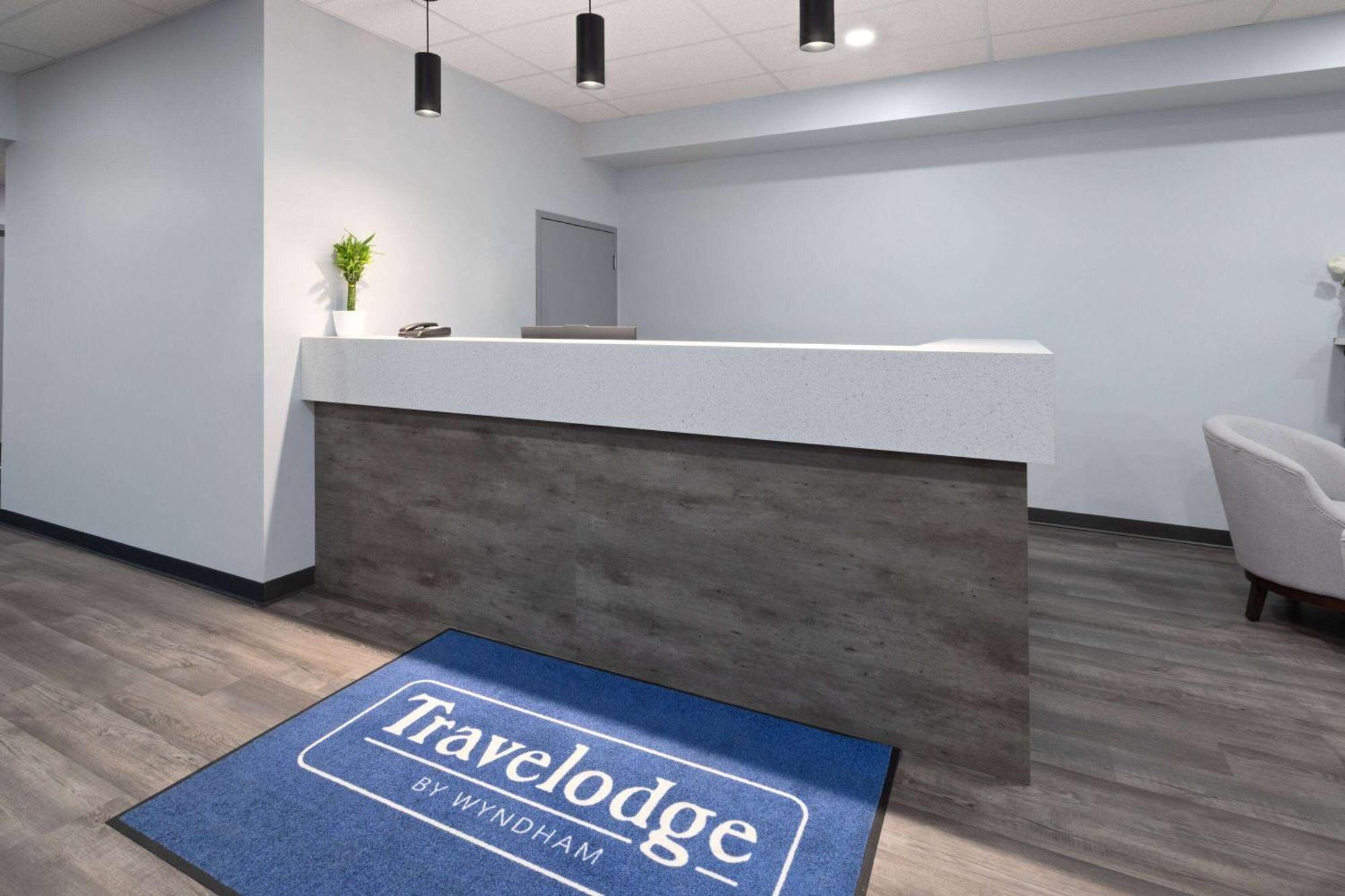 Travelodge By Wyndham Cochrane Exterior photo