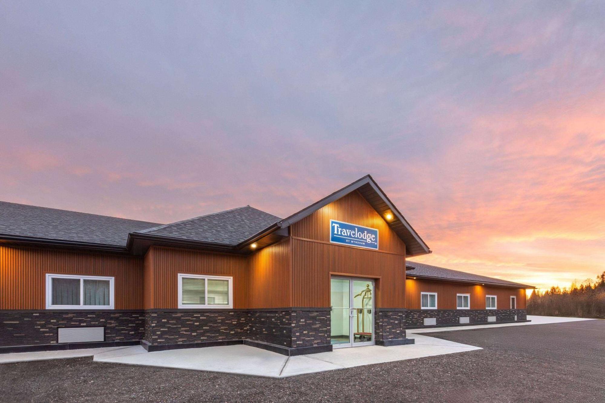 Travelodge By Wyndham Cochrane Exterior photo