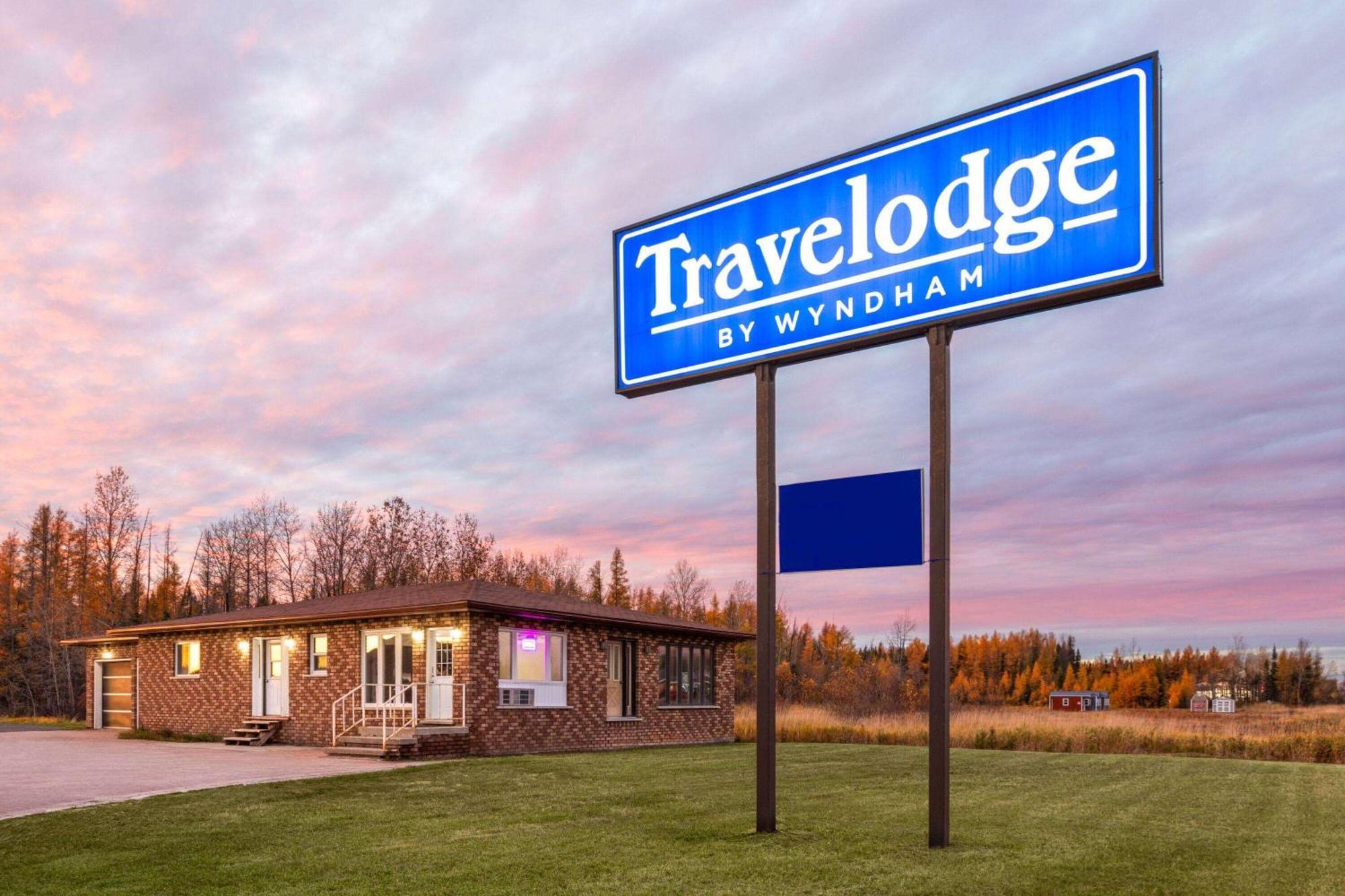 Travelodge By Wyndham Cochrane Exterior photo